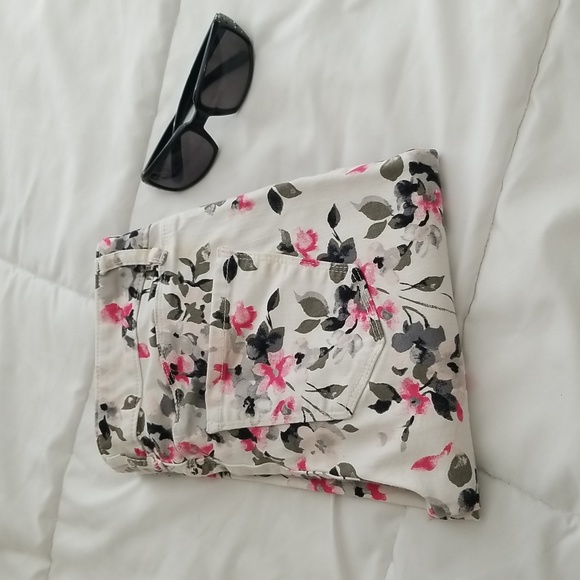 WHBM White Floral Slim Jeans - Picture 2 of 6